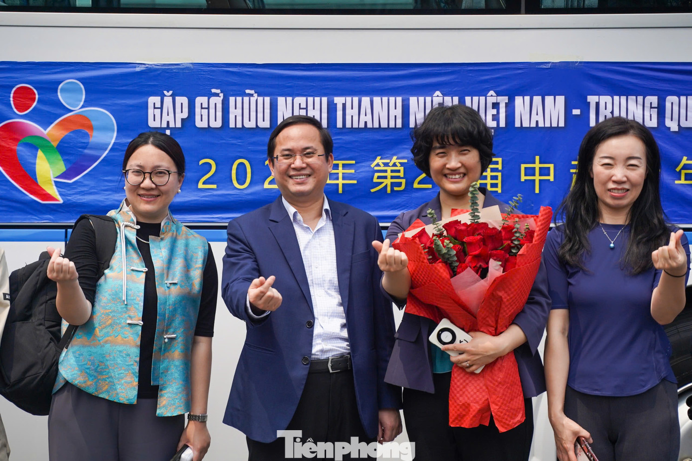 Chương trình Gặp gỡ hữu nghị cũng là hoạt động nhằm tăng cường sự hiểu biết, giao lưu, trao đổi kinh nghiệm công tác Đoàn và phong trào thanh thiếu nhi giữa tổ chức Đoàn Thanh niên hai nước; đẩy mạnh quảng bá, giới thiệu về đất nước, con người và thành tựu phát triển sau gần 40 năm đổi mới của Việt Nam. Ảnh: Anh Nguyễn Quốc Huy - Chánh văn phòng T.Ư Đoàn tặng hoa chào mừng đoàn đại biểu thanh niên Trung Quốc, do chị Meng Yang - Trưởng phòng Á - Phi Ban Liên lạc Quốc tế Trung ương Đoàn Thanh niên Cộng sản Trung Quốc làm trưởng đoàn.