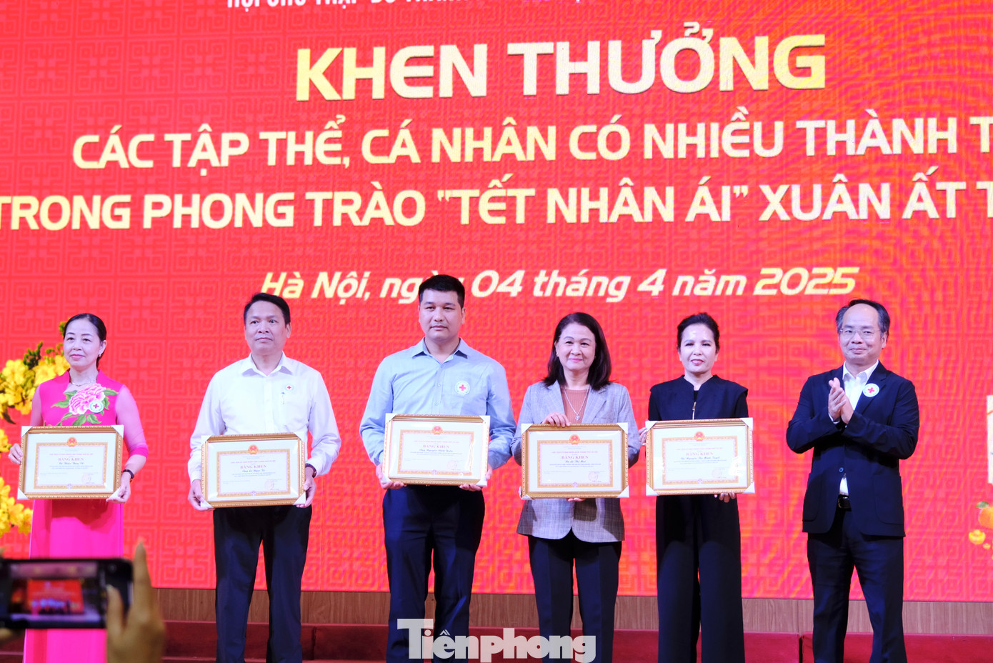 Các tập thể, cá nhân được trao tặng Bằng khen vì có thành tích trong phong trào “Tết nhân ái” năm 2025. Các tập thể, cá nhân được trao tặng Bằng khen vì có thành tích trong phong trào “Tết nhân ái” năm 2025.