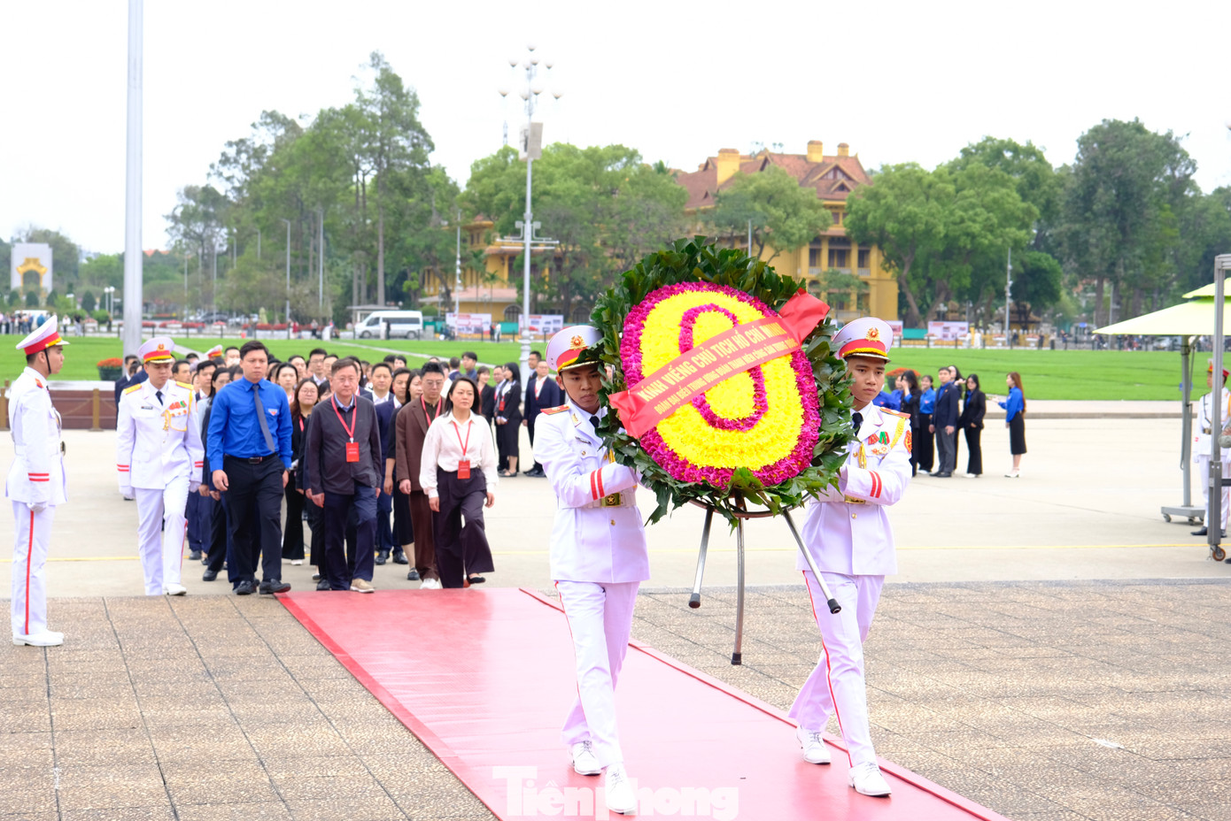Anh Vũ Gia Dân - Phó Trưởng Ban Công tác Thiếu nhi T.Ư Đoàn dẫn đoàn đại biểu thanh niên Trung Quốc dâng hoa, vào Lăng viếng Chủ tịch Hồ Chí Minh. Ảnh: Châu Linh