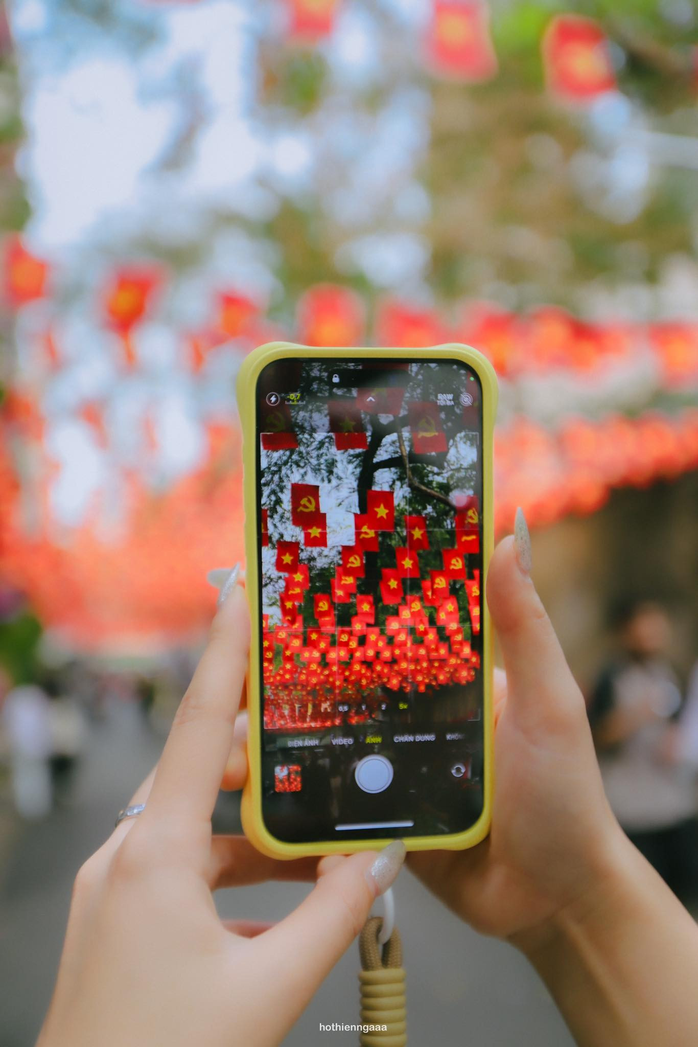 Những không gian đường phố rợp sắc đỏ cũng trở thành điểm đến thu hút giới trẻ. Ảnh: Hothiennga