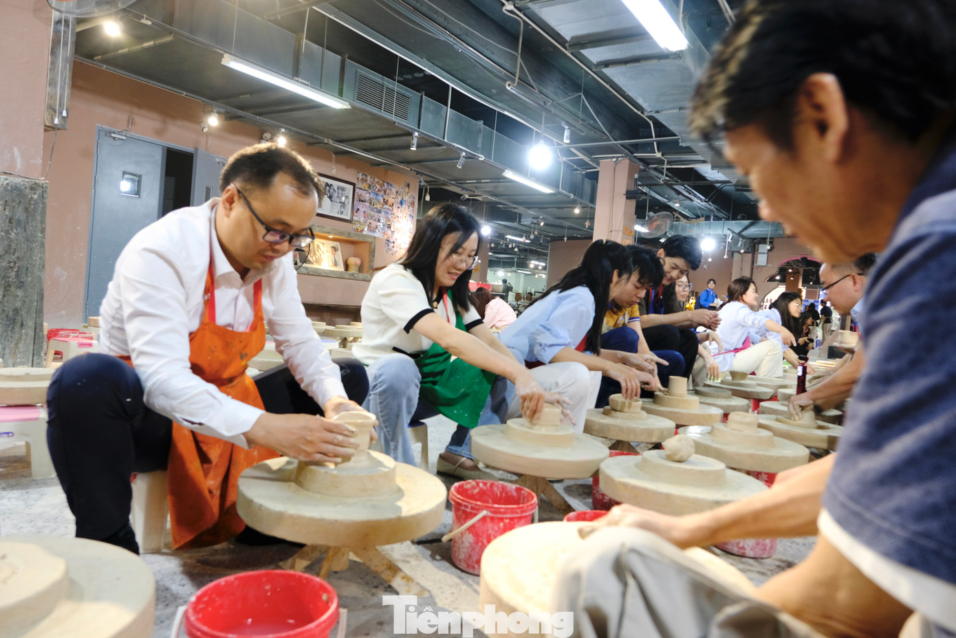 Đại biểu thanh niên Trung Quốc thích thú trải nghiệm làm gốm.