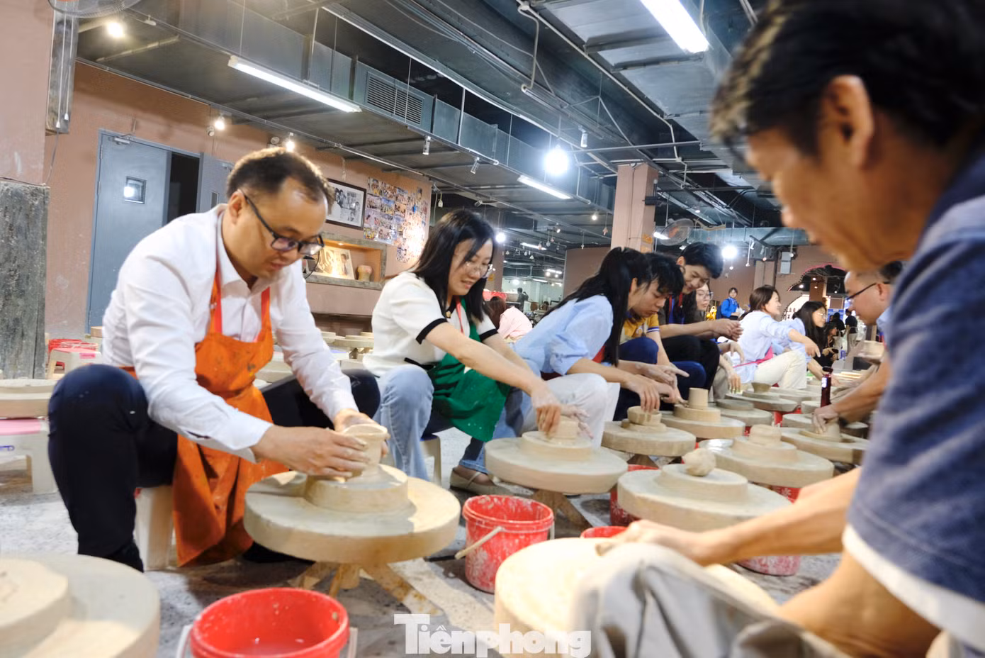 Đại biểu thanh niên Trung Quốc thích thú trải nghiệm làm gốm.