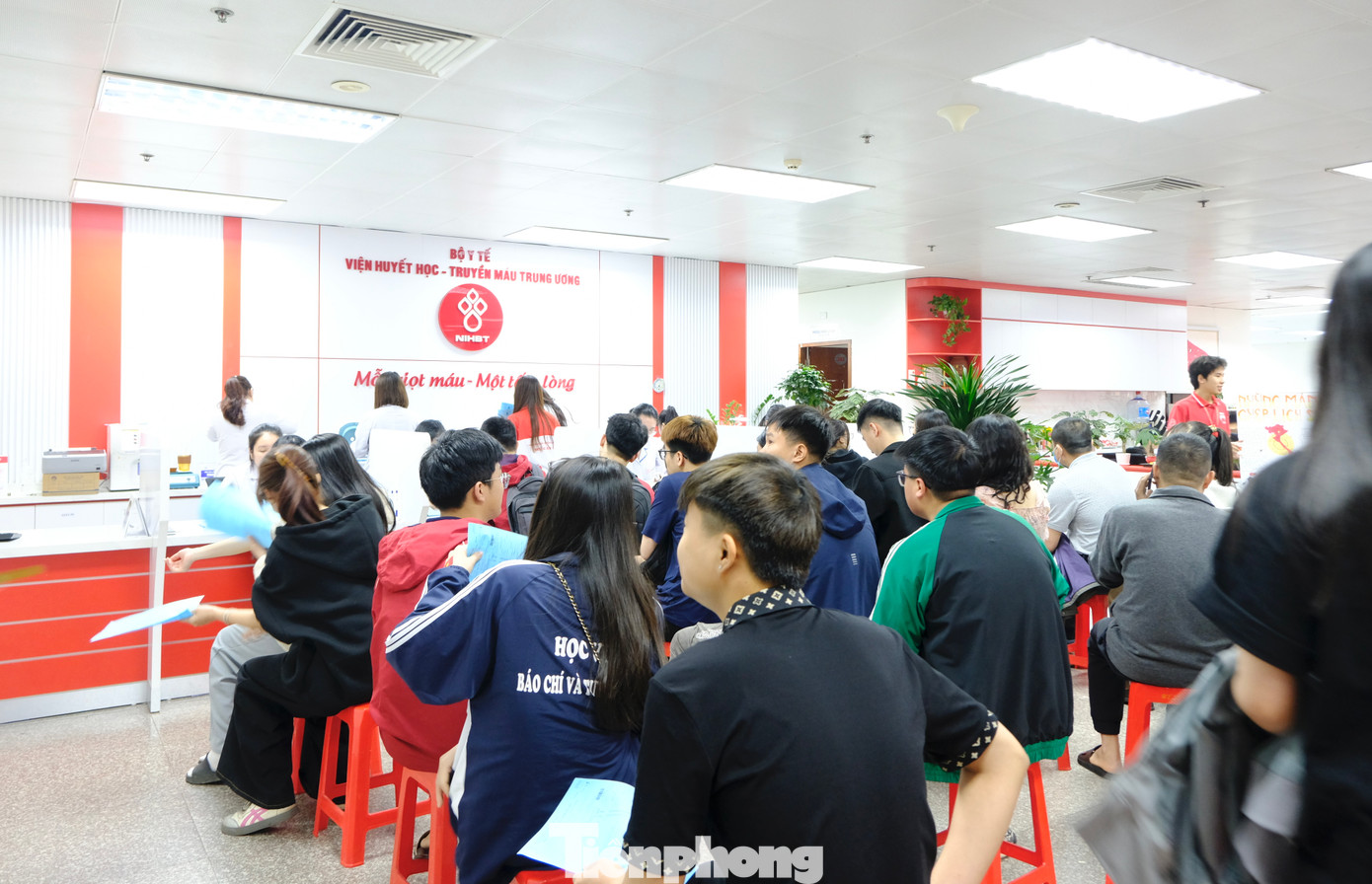 Nhiều bạn trẻ đăng ký tham gia hiến máu trong khuôn khổ chương trình. Nhiều bạn trẻ đăng ký tham gia hiến máu trong khuôn khổ chương trình.