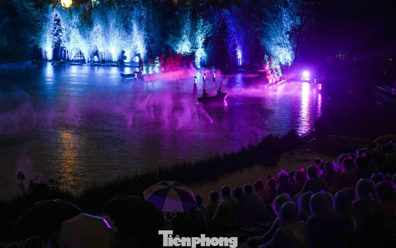 Vở diễn thực cảnh Tinh hoa Bắc Bộ diễn ra trên sân khấu mặt hồ rộng 4.300m2, dựa lưng vào ngọn núi Chùa Thầy. Toàn bộ màn trình diễn là sự tổng hòa của các yếu tố hình ảnh, hiệu ứng âm thanh, kết hợp mềm mại với vũ đạo, nhào lộn, múa rối… tái hiện những truyền thuyết và văn hóa dân gian Việt Nam một cách chân thực. Vở diễn được chia làm sáu phần: Thi ca, Cõi Phật, Hoài cổ, Nhạc họa, An vui và Ngày hội. Mỗi phần thể hiện văn hóa, tín ngưỡng, tinh thần của người Việt trong lao động, học vấn, tri thức, hội làng cùng các lĩnh vực nghệ thuật như điêu khắc, kiến trúc. Vở diễn thực cảnh Tinh hoa Bắc Bộ diễn ra trên sân khấu mặt hồ rộng 4.300m2, dựa lưng vào ngọn núi Chùa Thầy. Toàn bộ màn trình diễn là sự tổng hòa của các yếu tố hình ảnh, hiệu ứng âm thanh, kết hợp mềm mại với vũ đạo, nhào lộn, múa rối… tái hiện những truyền thuyết và văn hóa dân gian Việt Nam một cách chân thực. Vở diễn được chia làm sáu phần: Thi ca, Cõi Phật, Hoài cổ, Nhạc họa, An vui và Ngày hội. Mỗi phần thể hiện văn hóa, tín ngưỡng, tinh thần của người Việt trong lao động, học vấn, tri thức, hội làng cùng các lĩnh vực nghệ thuật như điêu khắc, kiến trúc.