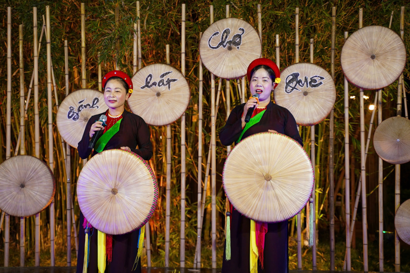 Đại biểu thanh niên Trung Quốc trải nghiệm ẩm thực, các món ăn truyền thống của Việt Nam và dân ca quan họ Bắc Ninh. Đại biểu thanh niên Trung Quốc trải nghiệm ẩm thực, các món ăn truyền thống của Việt Nam và dân ca quan họ Bắc Ninh.