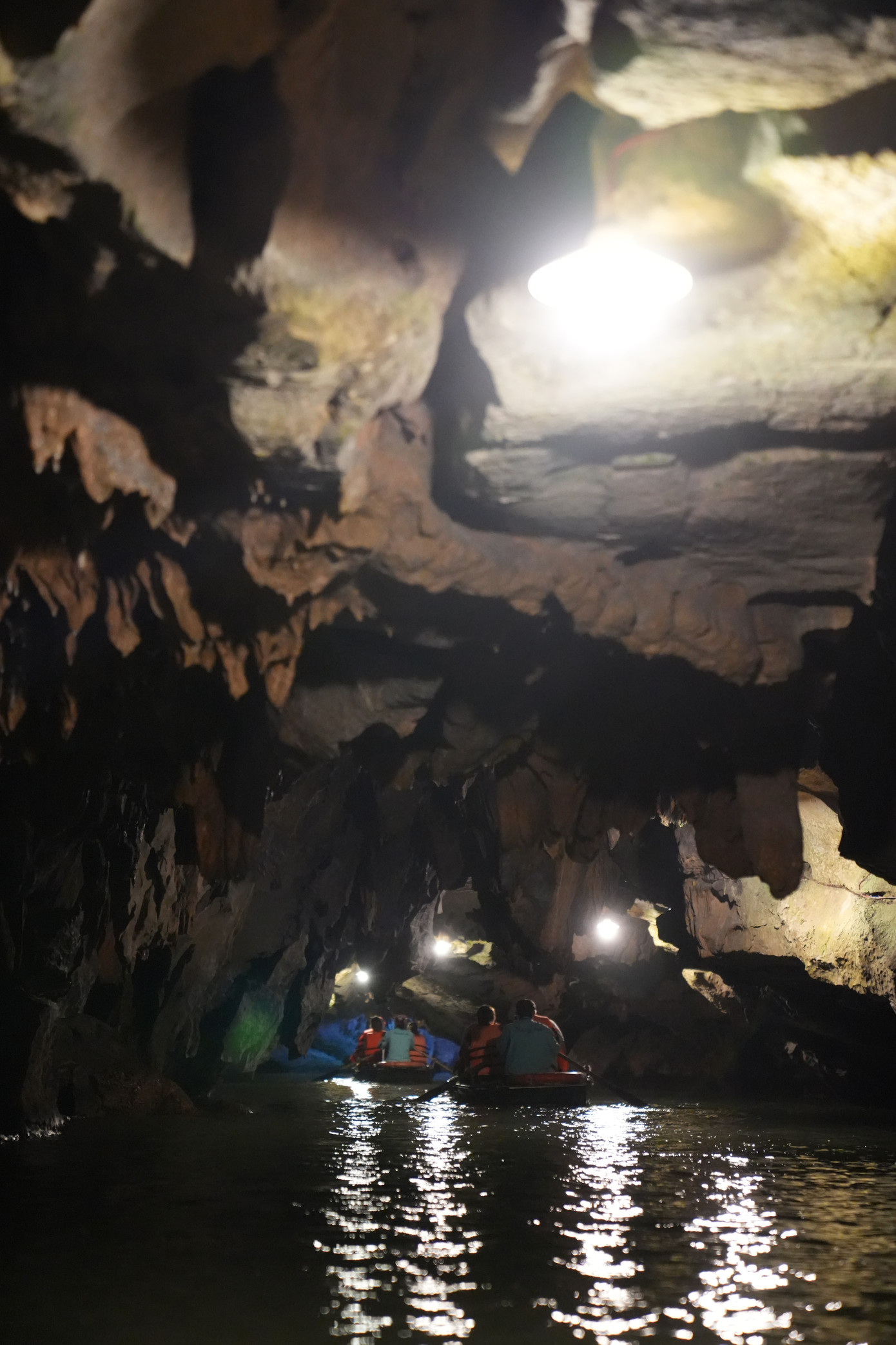 Bên cạnh những giá trị nổi bật về cảnh quan và địa chất, quần thể danh thắng Tràng An còn có những di chỉ khảo cổ học như hang Trống, núi hang Chợ… minh chứng cho quá trình sinh tồn của người cổ đại tại mảnh đất này từ hàng vạn năm trước. Hôm nay, đại biểu thanh niên Trung Quốc đã có hơn 2 tiếng để tham quan, vãn cảnh những di chỉ khảo cổ học này.