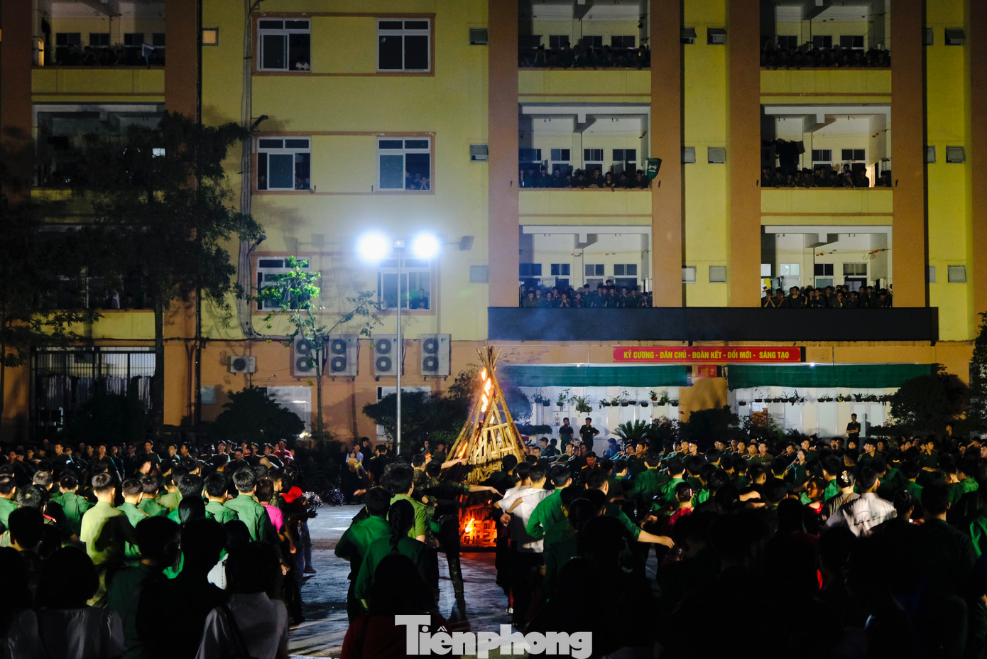 Đêm lửa trại diễn ra với sự tham gia của đông đảo học viên, chiến sĩ của Học viện với các phần biểu diễn truyền thống.