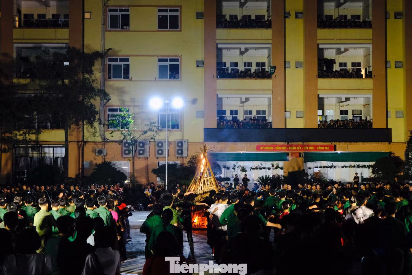 Đêm lửa trại diễn ra với sự tham gia của đông đảo học viên, chiến sĩ của Học viện với các phần biểu diễn truyền thống.