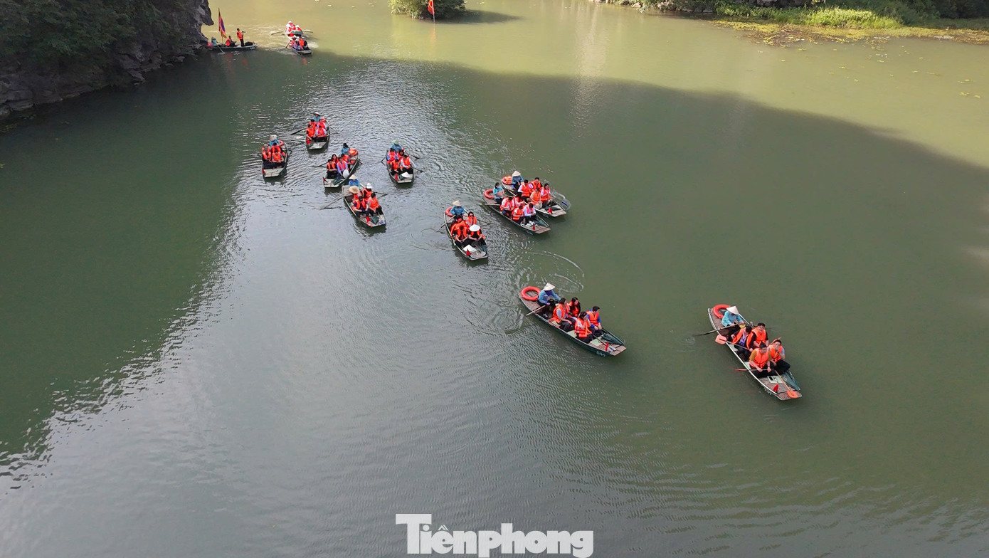 Các đại biểu thanh niên Trung Quốc choáng ngợp trước vẻ đẹp của Quần thể danh thắng Tràng An vốn được ví như một “Hạ Long trên cạn”. Nơi đây có vẻ đẹp tráng lệ được tạo nên bởi hệ thống núi đá muôn hình vạn trạng soi bóng xuống những dòng suối nhỏ quanh co, uốn lượn nối liền các hang động và thung lũng hoang sơ. Vẻ hài hòa của đá, sông nước, rừng cây và bầu trời ở Tràng An tạo nên một thế giới tự nhiên sống động đầy quyến rũ.