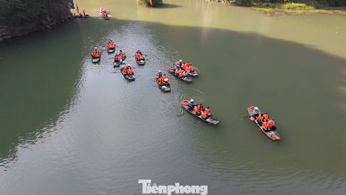 Các đại biểu thanh niên Trung Quốc choáng ngợp trước vẻ đẹp của Quần thể danh thắng Tràng An vốn được ví như một “Hạ Long trên cạn”. Nơi đây có vẻ đẹp tráng lệ được tạo nên bởi hệ thống núi đá muôn hình vạn trạng soi bóng xuống những dòng suối nhỏ quanh co, uốn lượn nối liền các hang động và thung lũng hoang sơ. Vẻ hài hòa của đá, sông nước, rừng cây và bầu trời ở Tràng An tạo nên một thế giới tự nhiên sống động đầy quyến rũ.