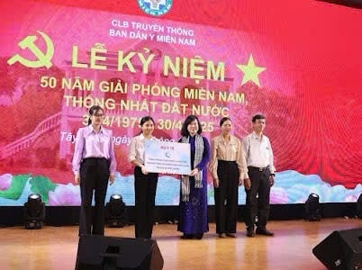 Nhiều phần quà, học bổng ý nghĩa được trao tặng cho các học sinh, gia đình đồng bào dân tộc vùng căn cứ kháng chiến.