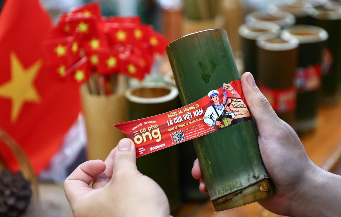 Thông điệp “Hoàng Sa, Trường Sa là của Việt Nam” nổi bật trên tre truyền thống. Ảnh: Around Vietnam