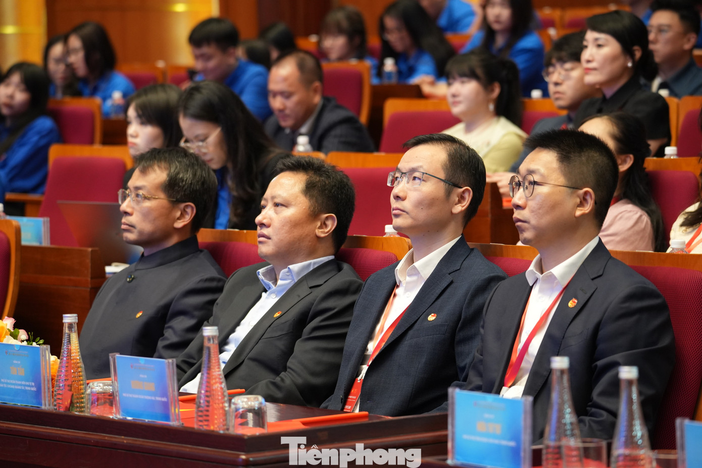 Đại biểu thanh niên hai nước tham dự chương trình. Đại biểu thanh niên hai nước tham dự chương trình.