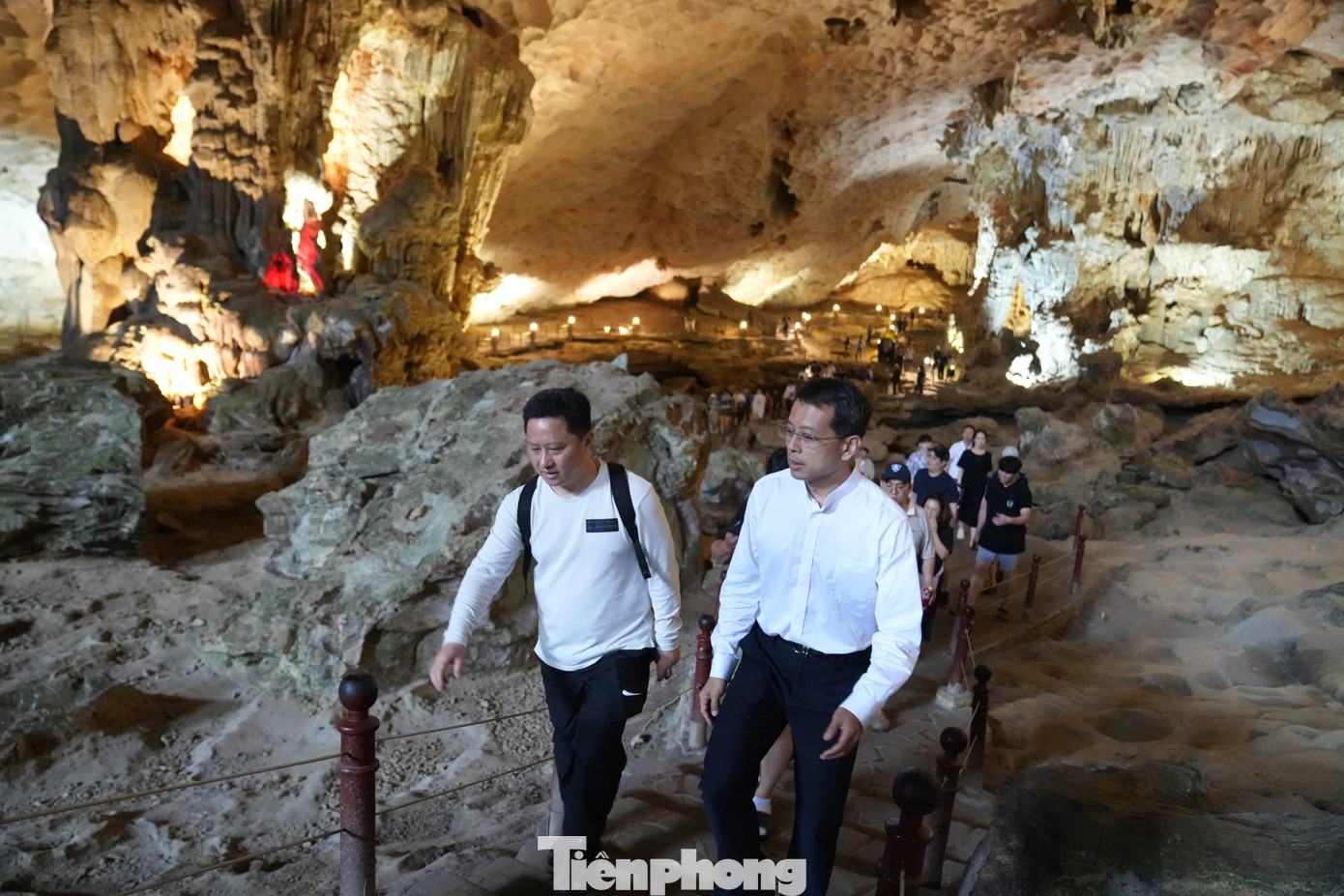 Đại biểu tham quan hang Sửng Sốt, nằm trên đảo Bồ Hòn ở trung tâm Vịnh Hạ Long. Đây là một hang động rộng và đẹp vào bậc nhất của vịnh Hạ Long nằm ở vùng trung tâm du lịch của vịnh với hệ thống trong tuyến du lịch bao gồm bãi tắm Ti Tốp - hang Bồ Nâu - động Mê Cung - hang Luồn - hang Sửng Sốt.