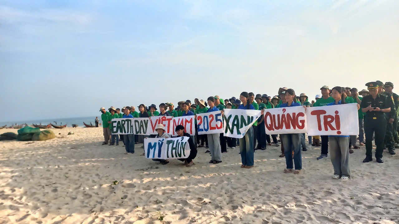 Tình nguyện viên trên cả nước đã "hô biến” hàng trăm bãi rác tự phát dọc khắp 63 tỉnh thành và các đảo trở nên sạch sẽ.