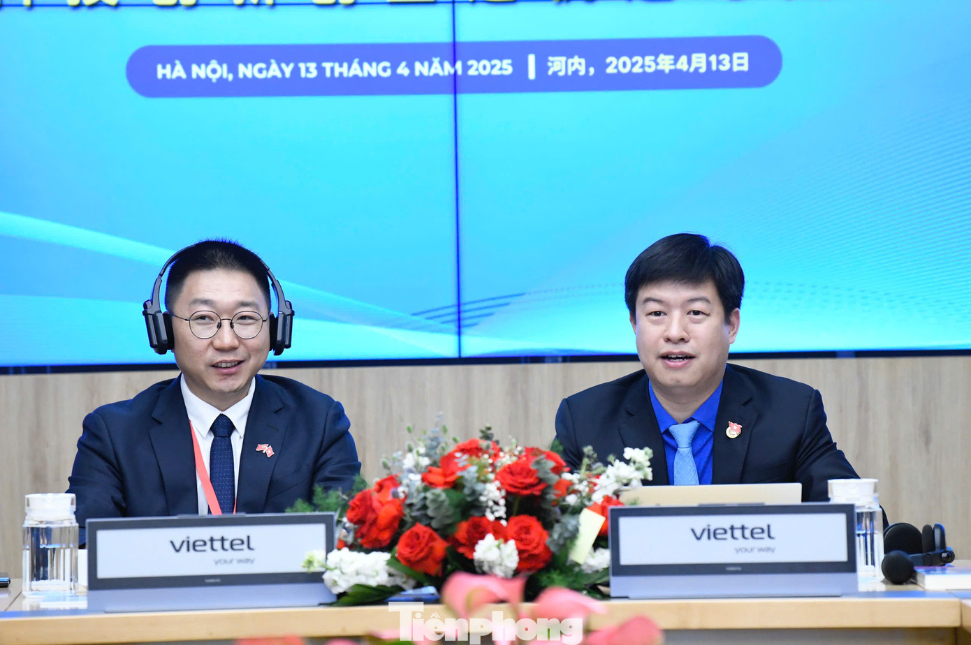 Anh Lê Hải Long - Trưởng Ban Công tác Thiếu nhi T.Ư Đoàn, Phó Chủ tịch Thường trực Hội đồng Đội T.Ư; anh Vương Giang - Phó Bí thư Thành Đoàn Thượng Hải chủ trì tọa đàm.