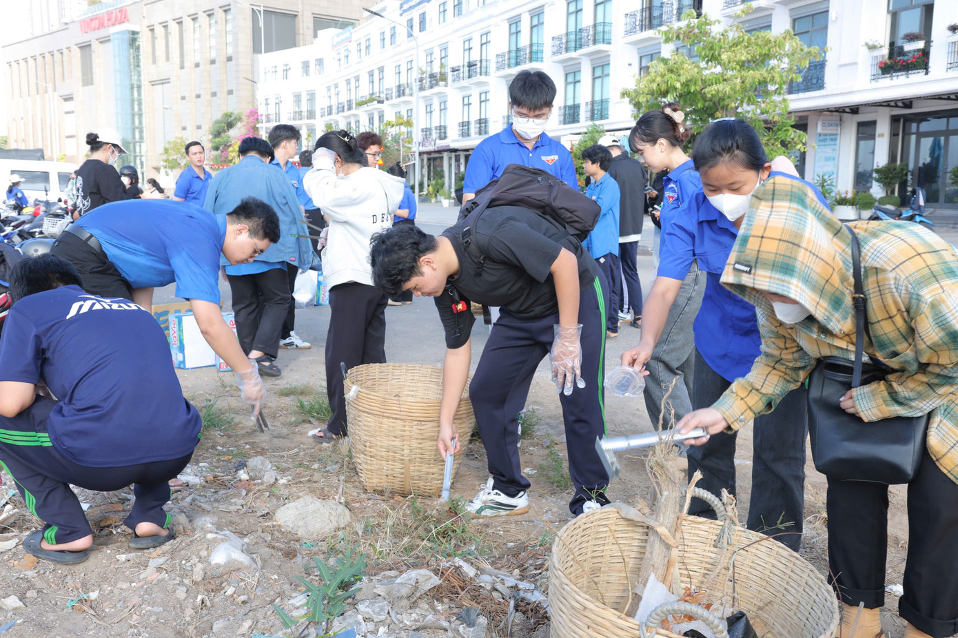 Chiến dịch “Earth day Việt Nam 2025” là chiến dịch nhặt rác với quy mô toàn quốc được tổ chức nhằm hưởng ứng Ngày Trái Đất 2025.