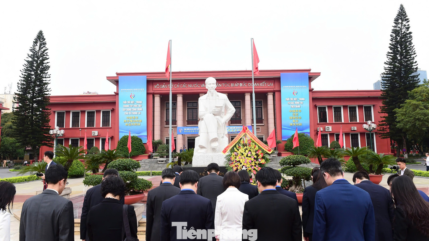 Buổi lễ là dịp để thế hệ trẻ hai nước cùng bày tỏ lòng thành kính, sự biết ơn vô hạn đối với Chủ tịch Hồ Chí Minh. Buổi lễ là dịp để thế hệ trẻ hai nước cùng bày tỏ lòng thành kính, sự biết ơn vô hạn đối với Chủ tịch Hồ Chí Minh.