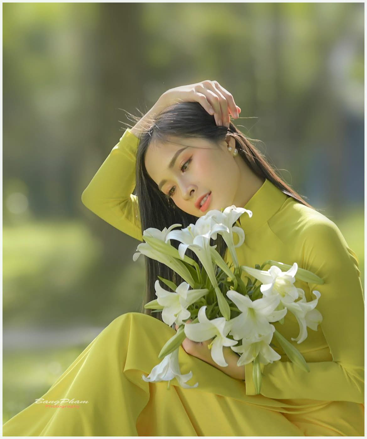 Chỉ cần bước xuống phố Hà Nội những ngày tháng Tư, người ta dễ dàng bắt gặp những chiếc xe đạp cũ chở đầy hoa loa kèn rong ruổi khắp các ngả đường, từ Yên Phụ, Phan Đình Phùng, đến Hoàng Hoa Thám, Kim Mã... hay cả ở trong không gian những nhà hàng. Ảnh: Bang Pham