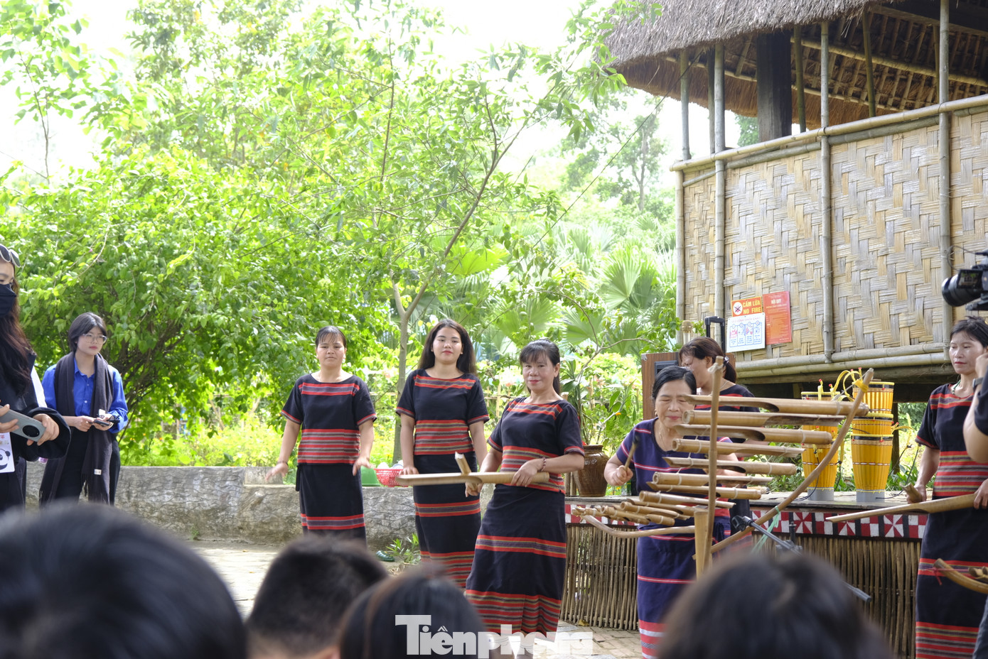 Thanh niên Trung Quốc giao lưu văn hóa, thưởng thức cà phê Buôn Ma Thuột tại Việt Nam. Thanh niên Trung Quốc giao lưu văn hóa, thưởng thức cà phê Buôn Ma Thuột tại Việt Nam.
