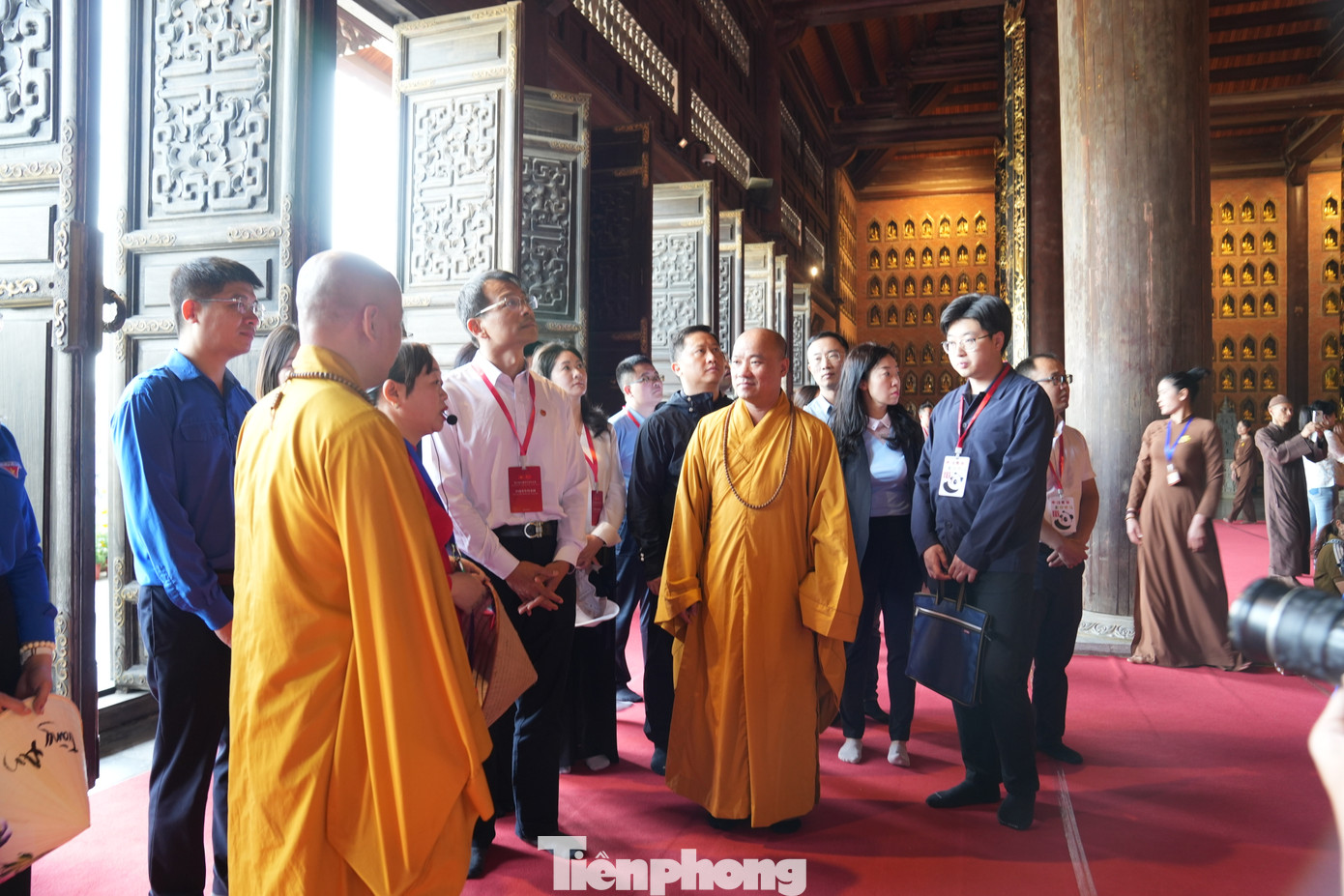 Đoàn đại biểu thanh niên Trung Quốc, do ông Tăng Duệ - Tổng Biên tập Báo Thanh niên Trung Quốc dẫn đầu, đã đến tham quan Chùa Bái Đính, một trong những quần thể chùa lớn và nổi tiếng ở Việt Nam. Ảnh: Châu Linh