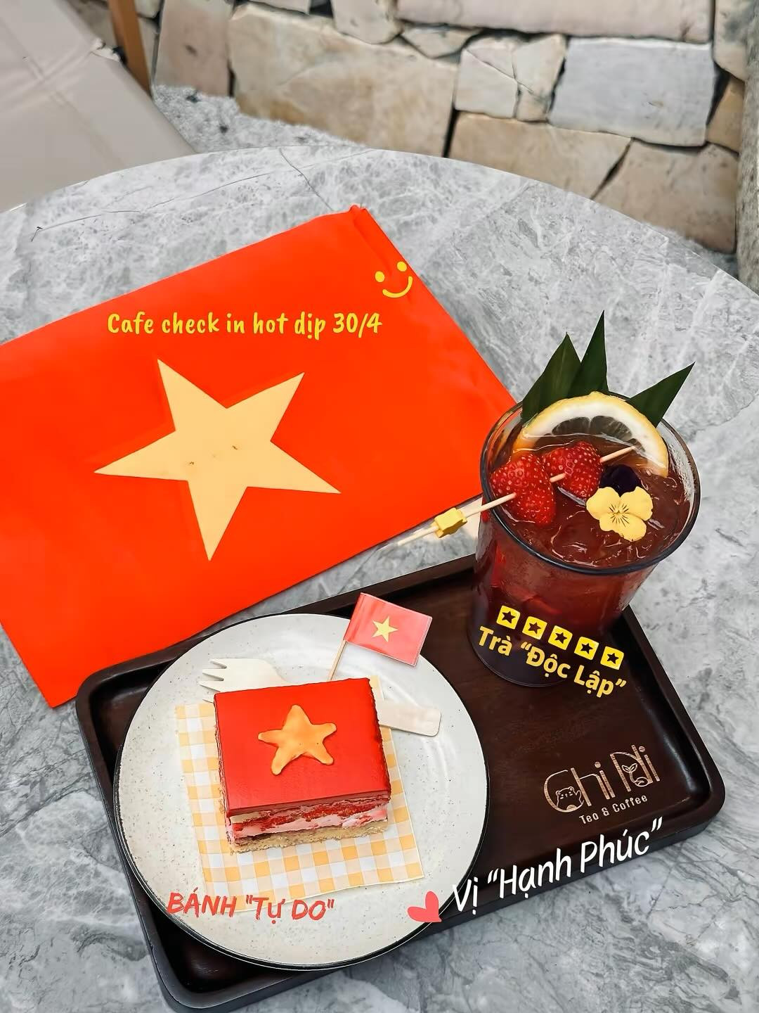 Từng chiếc bánh, ly trà còn được phủ lớp đường đỏ rực, điểm ngôi sao vàng. Ảnh: Around Vietnam