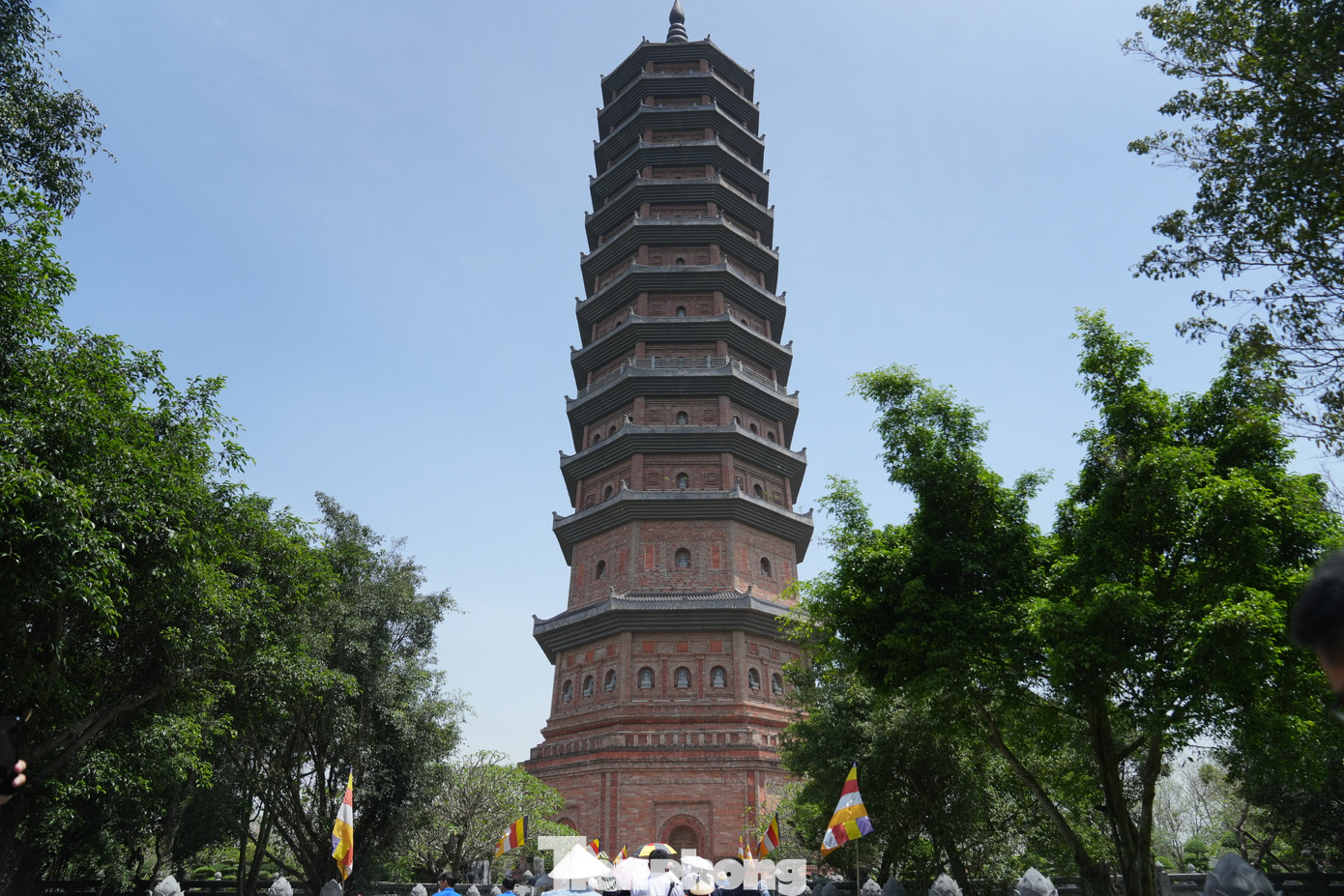 Quần thể chùa Bái Đính gồm một khu chùa cổ và một khu chùa mới mở rộng được xây dựng từ năm 2003. Với diện tích 1.700 ha, chùa Bái Đính được xác lập kỷ lục là ngôi chùa có diện tích lớn nhất Đông Nam Á, và nhiều hạng mục nắm giữ kỷ lục lớn nhất châu Á và Việt Nam.