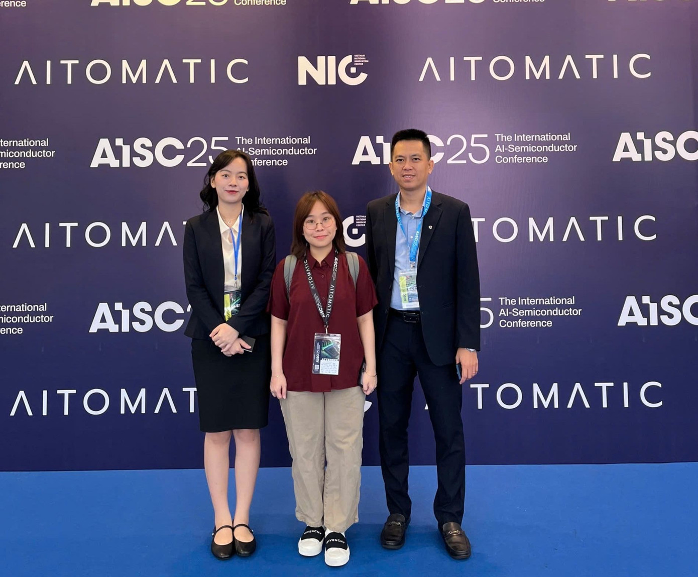 Chị Linh (ở giữa) hiện còn là Trưởng bộ phận AI tại công ty Obello.