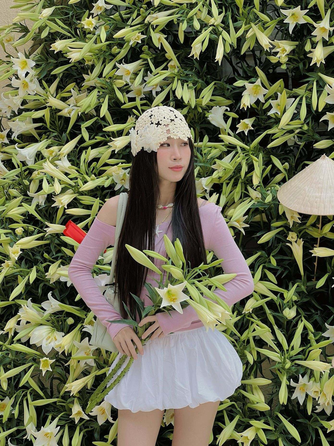 Một số kinh nghiệm chụp ảnh với hoa loa kèn của giới trẻ như chụp vào buổi sáng sớm hoặc cuối chiều để ánh sáng dịu và ngả vàng, rất hợp với tông trắng của hoa. Có thể tận dụng những góc có ánh nắng xuyên qua cánh hoa hoặc phản chiếu trong gương để ảnh thêm lung linh, có chiều sâu.