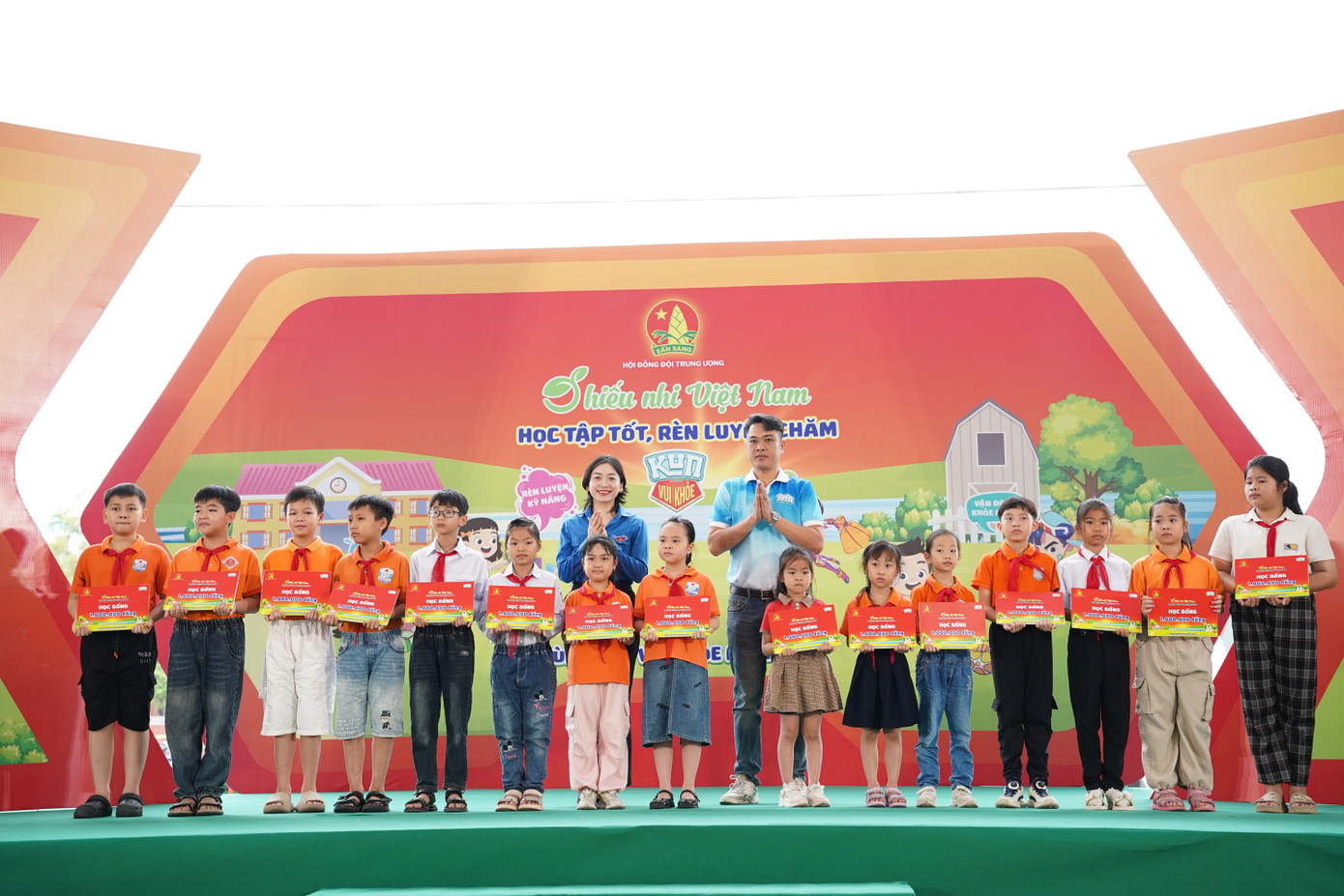 Hội đồng Đội Trung ương đã trao tặng 30 suất học bổng dành tặng các em thiếu nhi có hoàn cảnh khó khăn trên địa bàn. Hội đồng Đội Trung ương đã trao tặng 30 suất học bổng dành tặng các em thiếu nhi có hoàn cảnh khó khăn trên địa bàn.