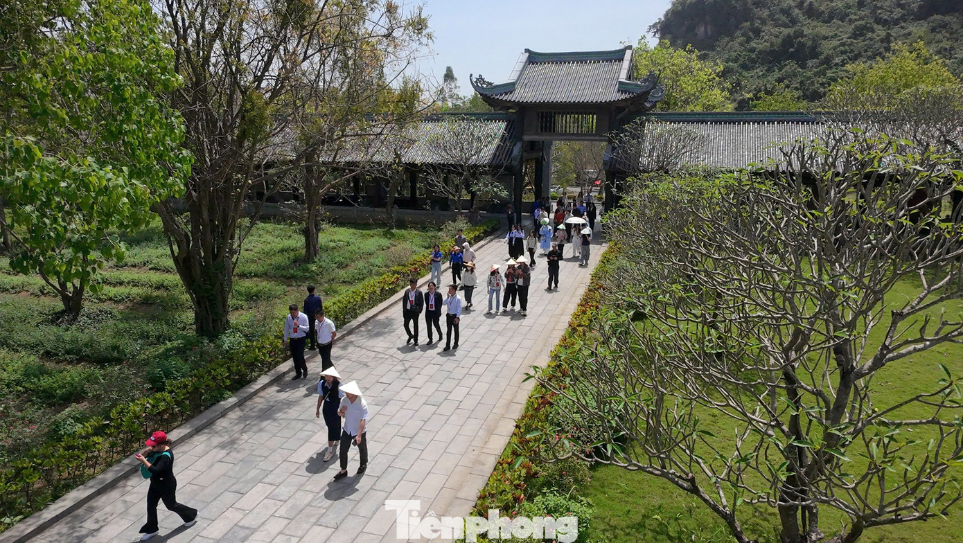 Chùa Bái Đính tọa lạc trên sườn núi, giữa thung lũng mênh mông hồ và núi đá với kiến trúc hoành tráng, đồ sộ nhưng mang đậm bản sắc truyền thống. Ảnh: Hoàng Mạnh Thắng