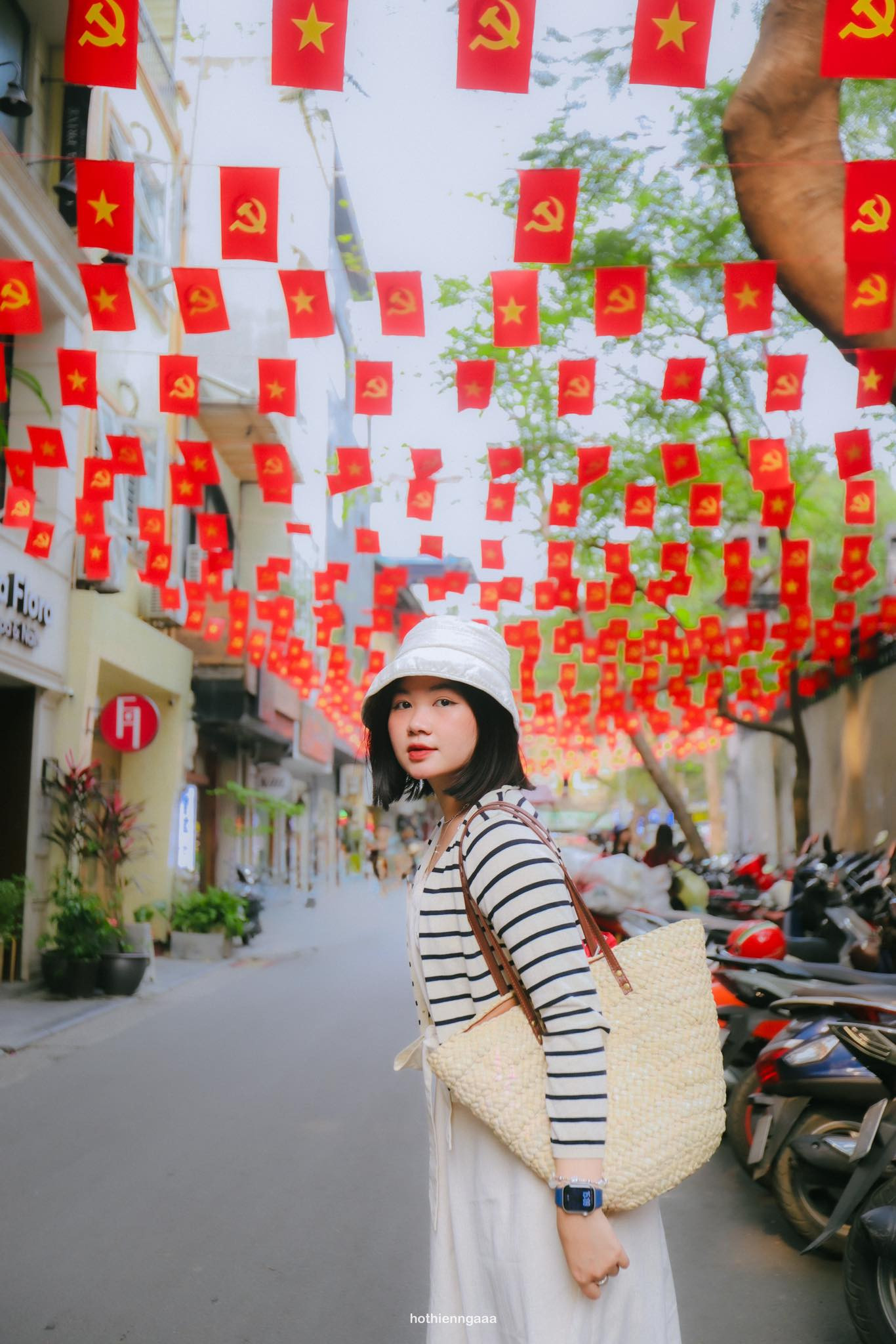 Những không gian đường phố rợp sắc đỏ cũng trở thành điểm đến thu hút giới trẻ. Ảnh: Hothiennga