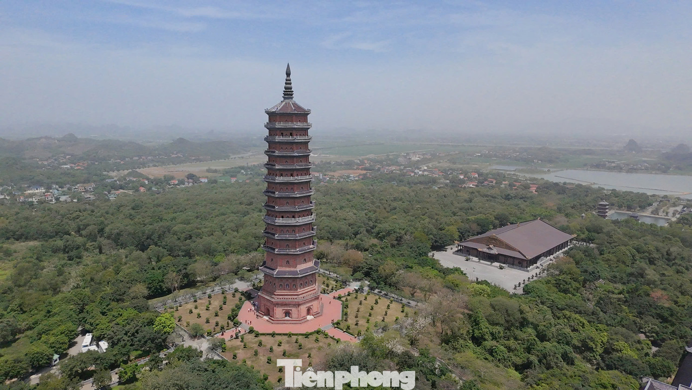 Chùa Bái Đính tọa lạc trên sườn núi, giữa thung lũng mênh mông hồ và núi đá với kiến trúc hoành tráng, đồ sộ nhưng mang đậm bản sắc truyền thống. Ảnh: Hoàng Mạnh Thắng