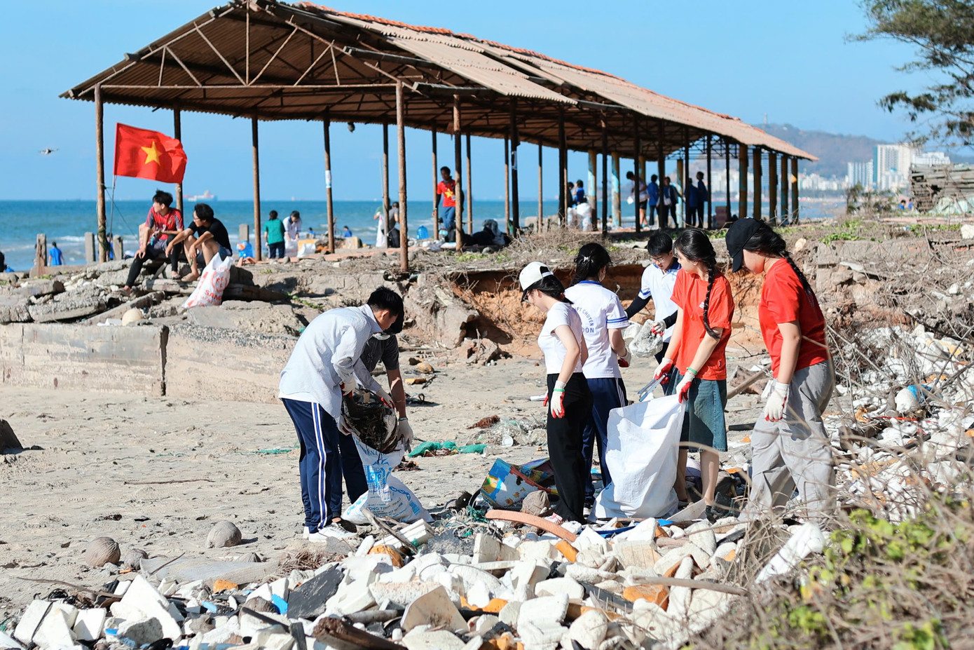 Gần 30 nghìn tình nguyện viên 'nhặt rác' hưởng ứng Ngày Trái đất.