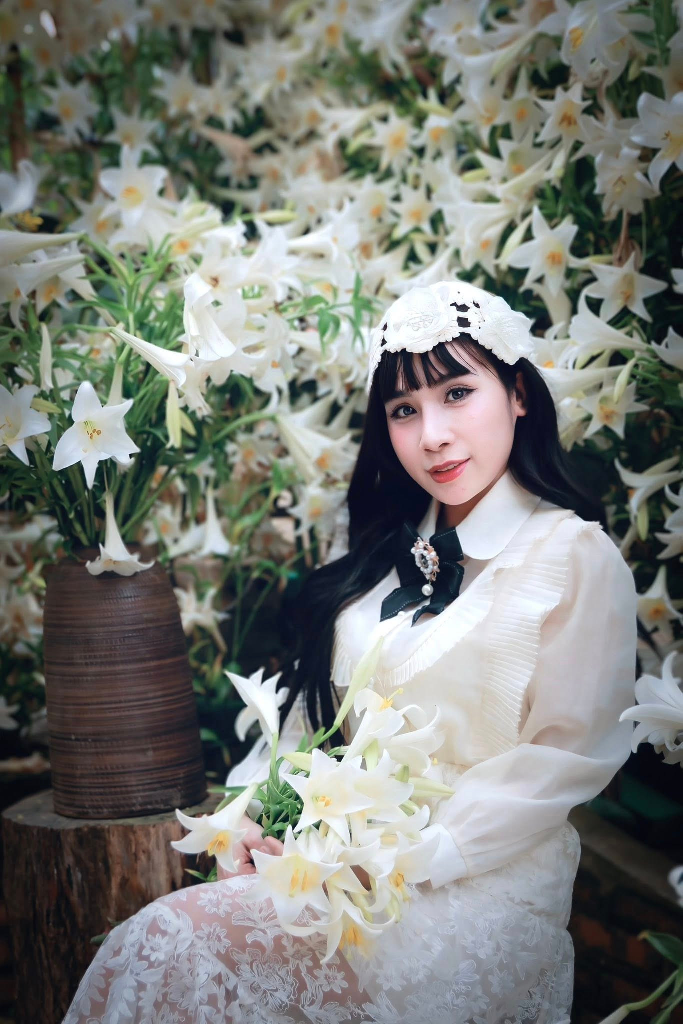 Hoa loa kèn không rực rỡ, không sặc sỡ, nên khi chụp ảnh cùng loài hoa này, các bạn trẻ cũng thường chọn những trang phục nhẹ nhàng, tinh tế như một cách để hòa mình vào vẻ đẹp trong trẻo của tháng Tư.