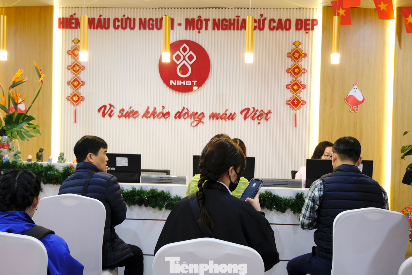 Nhiều bạn trẻ đăng ký tham gia hiến máu trong khuôn khổ chương trình. Nhiều bạn trẻ đăng ký tham gia hiến máu trong khuôn khổ chương trình.