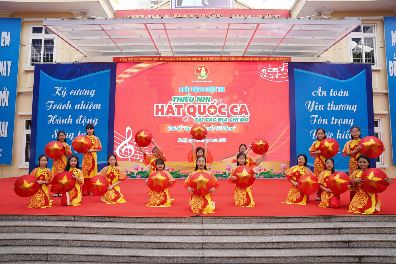 Toàn cảnh Lễ phát động cuộc thi thiếu nhi hát Quốc ca tại các địa chỉ đỏ. Toàn cảnh Lễ phát động cuộc thi thiếu nhi hát Quốc ca tại các địa chỉ đỏ.