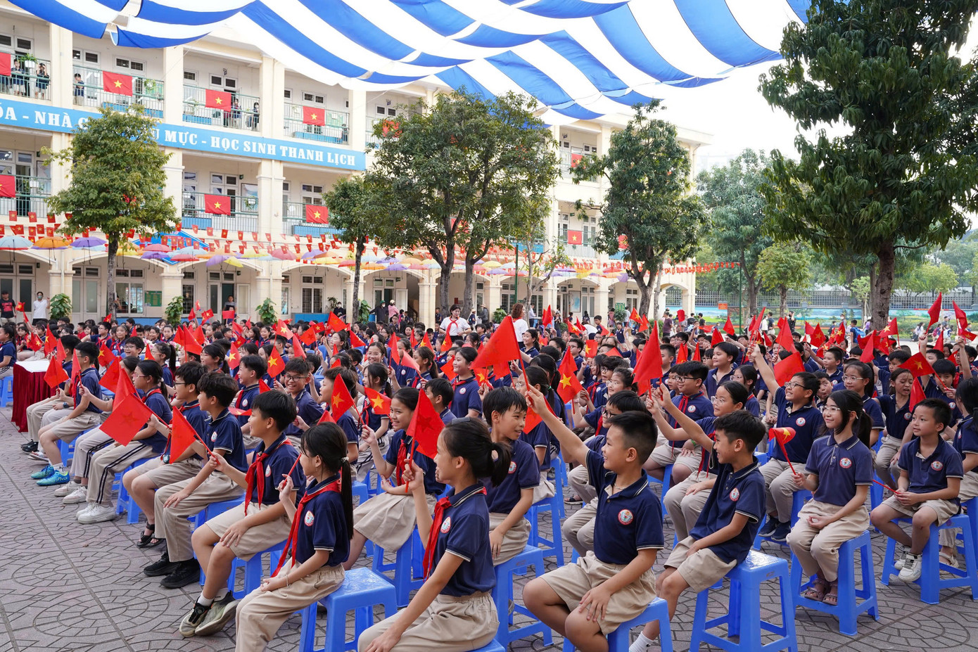 Toàn cảnh Lễ phát động cuộc thi thiếu nhi hát Quốc ca tại các địa chỉ đỏ. Toàn cảnh Lễ phát động cuộc thi thiếu nhi hát Quốc ca tại các địa chỉ đỏ.