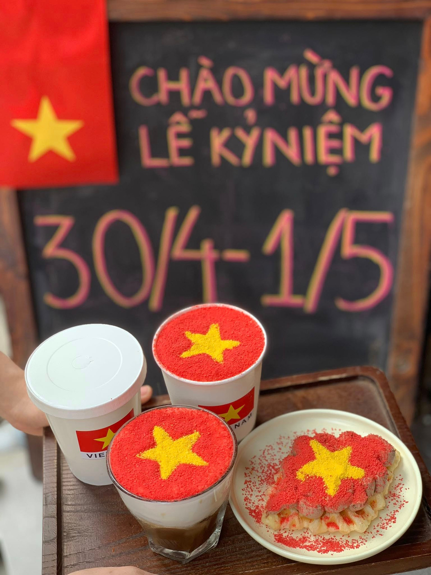 Gen Z đến những quán cà phê để lưu lại hình ảnh, lan tỏa tinh thần yêu nước. Ảnh: Nguyệt Nga