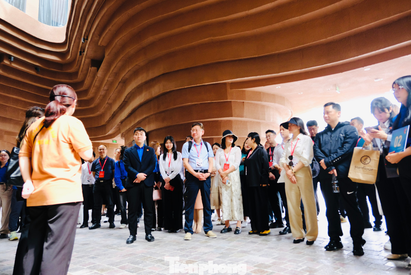 Chuyến tham quan là dịp để thanh niên Trung Quốc tìm hiểu văn hóa, nghệ thuật tại Bảo tàng gốm Bát Tràng. Các đại biểu đã được lắng nghe giới thiệu về lịch sử hơn 500 năm của Làng gốm Bát Tràng với bao thăng trầm, biến cố cùng đất nước vẫn được lưu giữ, tồn tại như chứng minh hào hùng về một thời vàng son xưa. Ảnh: Châu Linh