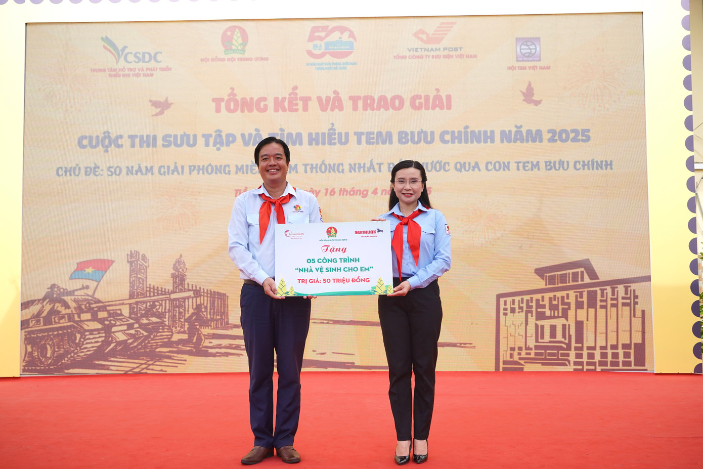 Dịp này, Hội đồng Đội T.Ư trao tặng 5 công trình &quot;Nhà vệ sinh cho em&quot; cho Hội đồng Đội tỉnh Tiền Giang.