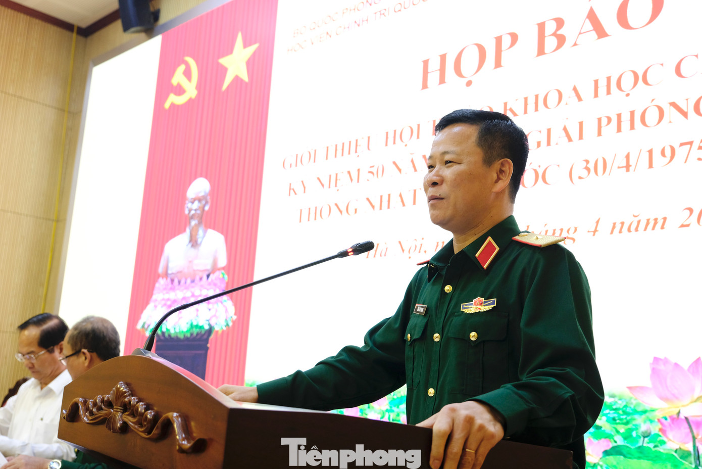 Thiếu tướng Tống Văn Thanh - Phó Cục trưởng Cục Tuyên huấn, Tổng cục Chính trị, phát biểu khai mạc buổi họp báo.