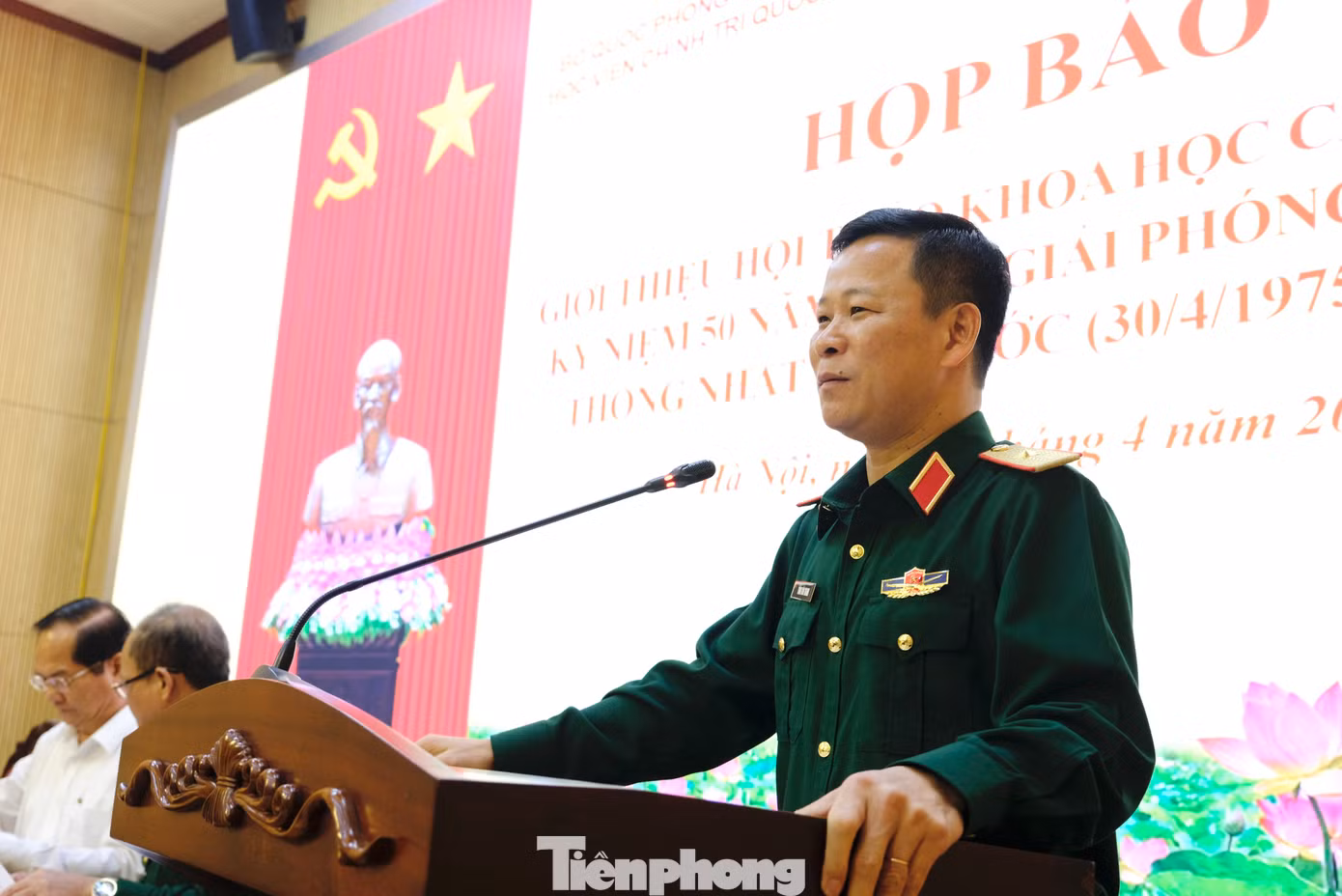 Thiếu tướng Tống Văn Thanh - Phó Cục trưởng Cục Tuyên huấn, Tổng cục Chính trị, phát biểu khai mạc buổi họp báo.