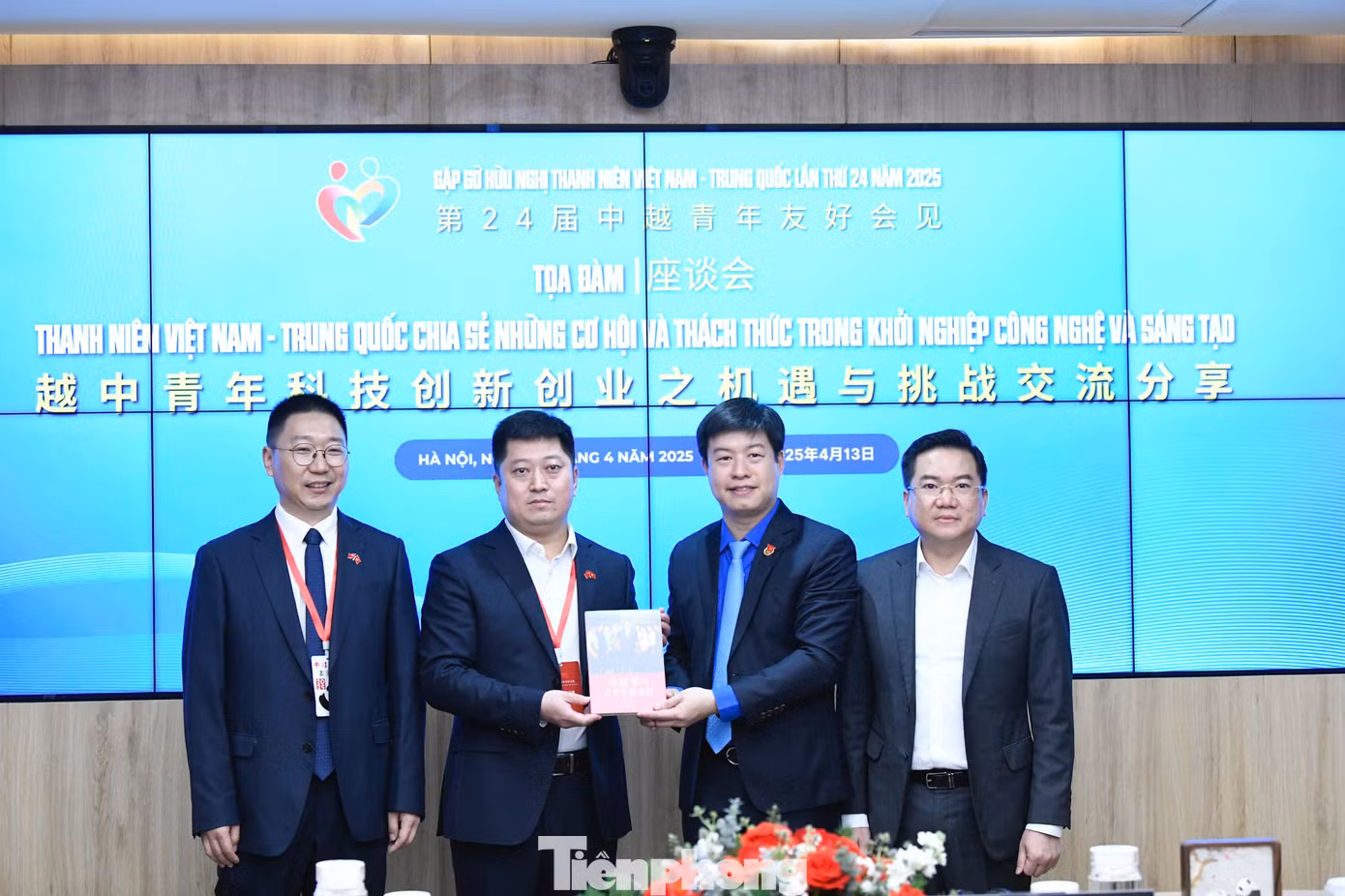 Đại diện thanh niên hai nước tặng quà lưu niệm trong khuôn khổ tọa đàm.