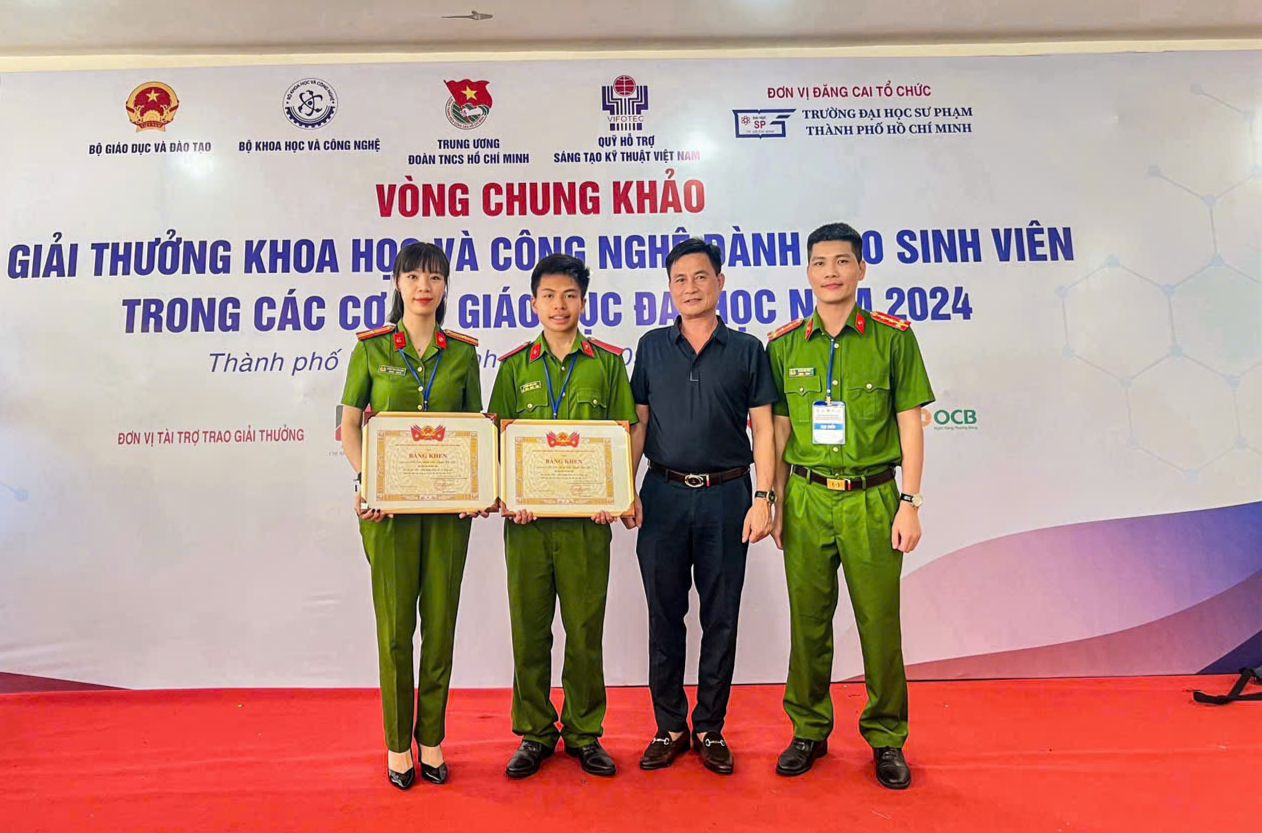 Minh Anh (thứ hai từ trái sang) nhận giải Nhì giải thưởng Khoa học và công nghệ trong các cơ sở giáo dục đại học toàn quốc 2024. Minh Anh (thứ hai từ trái sang) nhận giải Nhì giải thưởng Khoa học và công nghệ trong các cơ sở giáo dục đại học toàn quốc 2024.