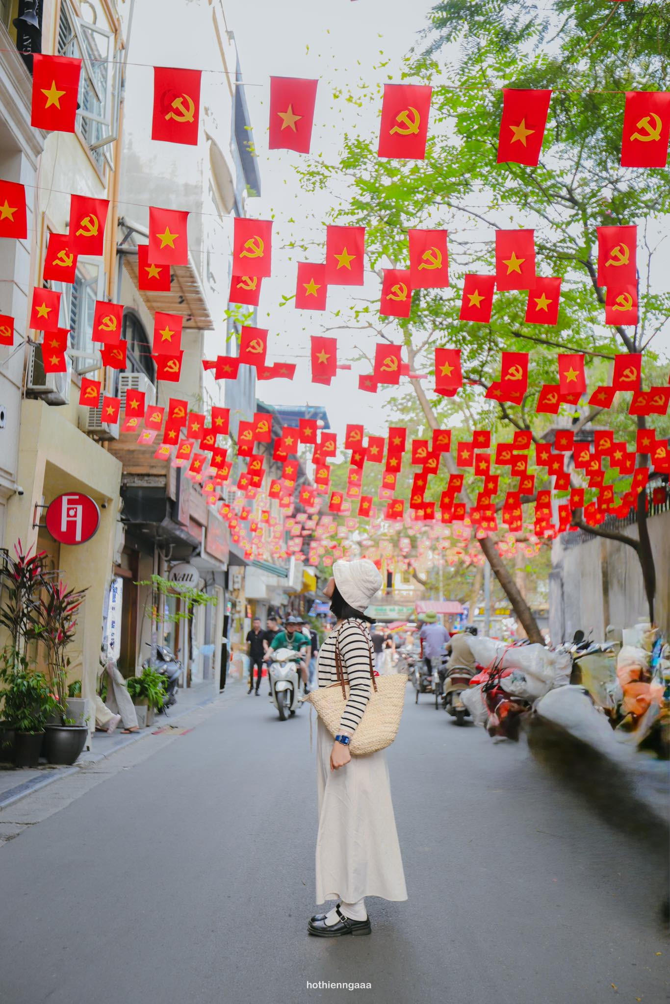 Những không gian đường phố rợp sắc đỏ cũng trở thành điểm đến thu hút giới trẻ. Ảnh: Hothiennga