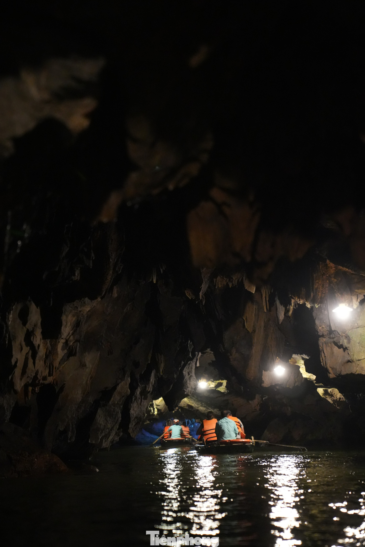 Bên cạnh những giá trị nổi bật về cảnh quan và địa chất, quần thể danh thắng Tràng An còn có những di chỉ khảo cổ học như hang Trống, núi hang Chợ… minh chứng cho quá trình sinh tồn của người cổ đại tại mảnh đất này từ hàng vạn năm trước. Hôm nay, đại biểu thanh niên Trung Quốc đã có hơn 2 tiếng để tham quan, vãn cảnh những di chỉ khảo cổ học này.