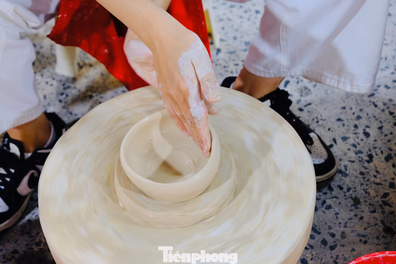 Các đại biểu tự nặn, vẽ gốm từ những vật dụng thô sơ nhất.