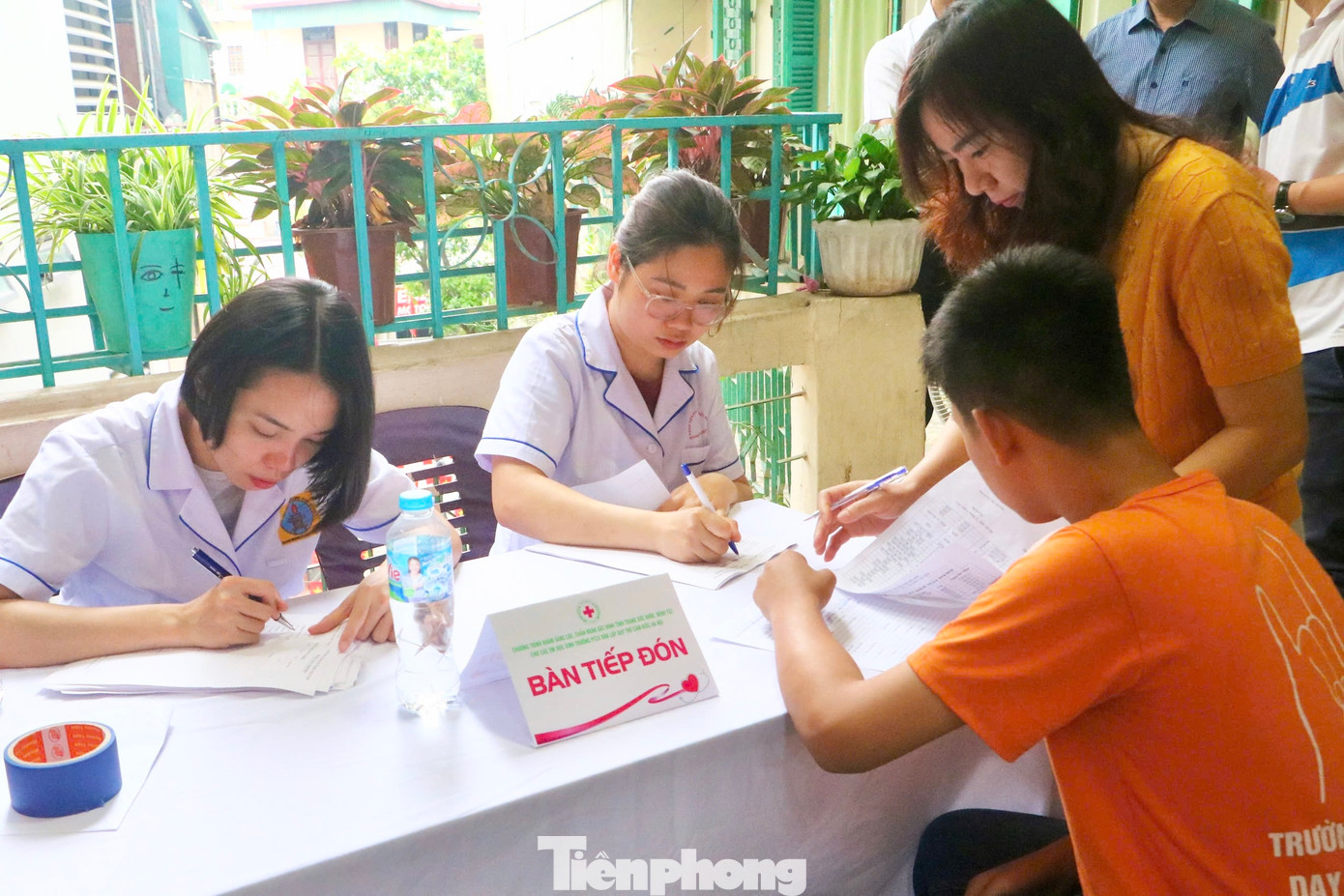 Các em học sinh Trường THCS Dân lập dạy trẻ câm điếc Hà Nội được khám sàng lọc sức khoẻ miễn phí trong khuôn khổ Tháng Nhân đạo. Các em học sinh Trường THCS Dân lập dạy trẻ câm điếc Hà Nội được khám sàng lọc sức khoẻ miễn phí trong khuôn khổ Tháng Nhân đạo.