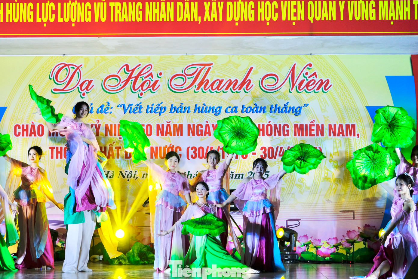 Những nữ sinh duyên dáng, uyển chuyển.